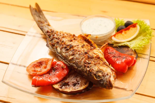 Pescado a la parrilla con verduras — Foto de Stock