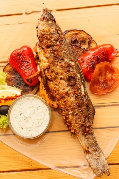 Gegrillter Fisch mit Gemüse — Stockfoto