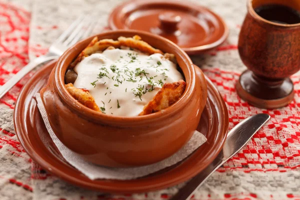 Crêpes de pommes de terre dans le pot — Photo