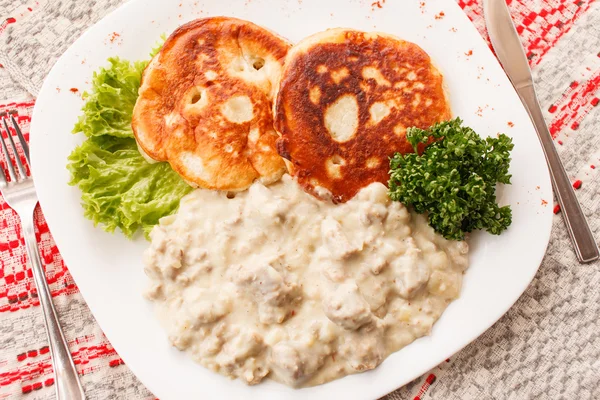 Pannkakor med sås — Stockfoto