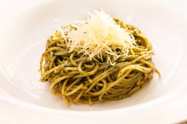 pesto ile karışık spagetti
