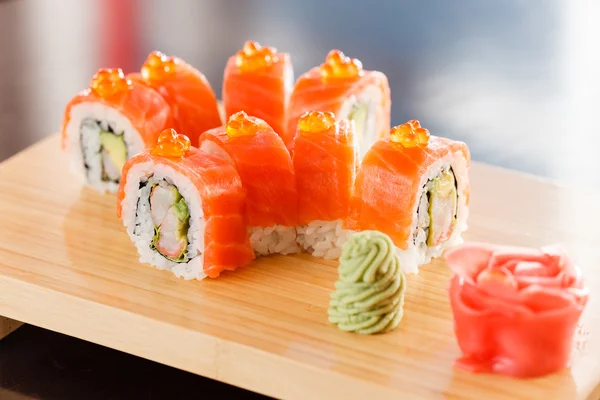 Sushi auf dem Holzbrett — Stockfoto
