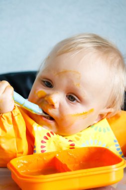 Kirli suratlı bebeği yemek.