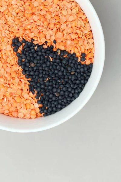 Оранжевая и черная чечевица — стоковое фото