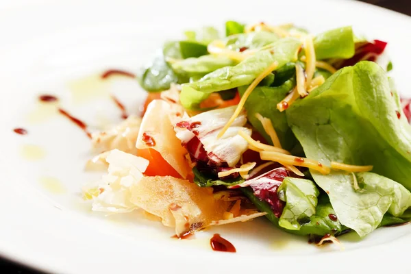 Grüner Salat mit dünnen Scheiben Schinken — Stockfoto