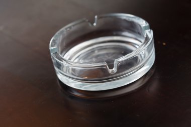 ahşap masa üstünde kül tablası