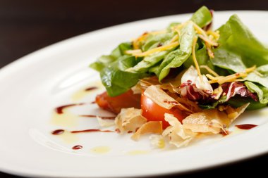 yeşil salata ile ham ince dilim