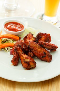 Buffalo tavuk kanadı ve bira.