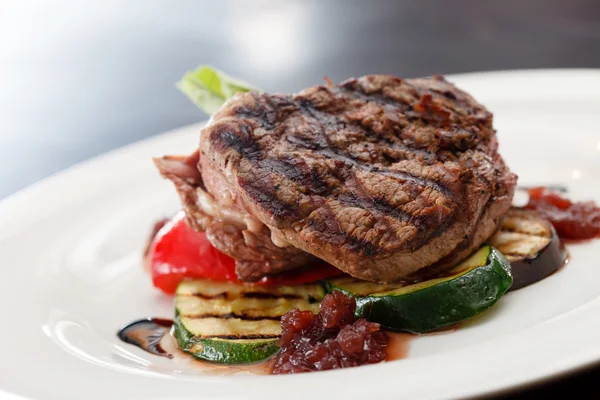 Grilled steak with vegetables — Stock Photo, Image