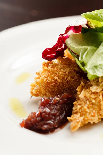 Nuggets de pollo con ensalada — Foto de Stock