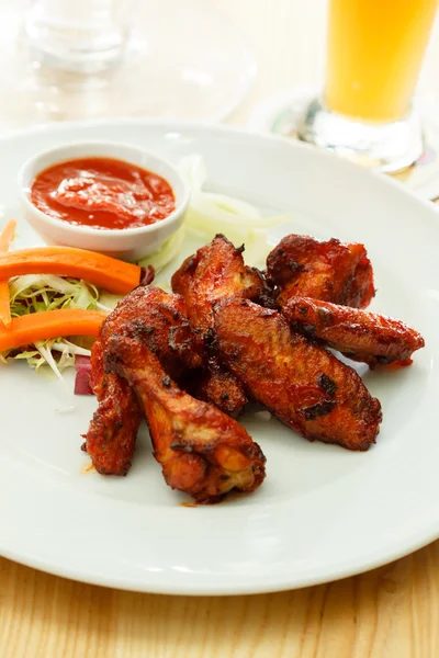 Buffalo chicken wings with beer — Stock Photo, Image