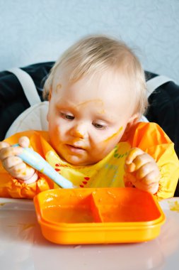 Kirli suratlı bebeği yemek.