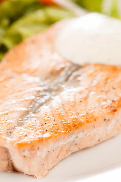 Salmon steak with vegetables — Stock Photo, Image