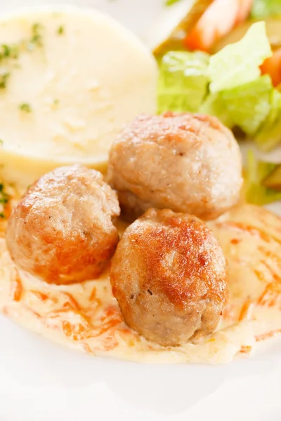 Meat balls with mashed potatoes and vegetables — Stock Photo, Image