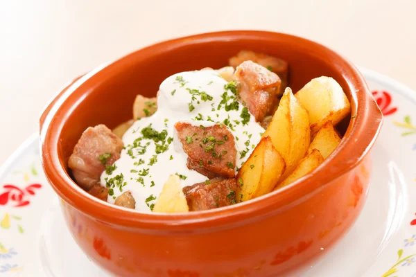 Aardappelen met vlees in de pot — Stockfoto