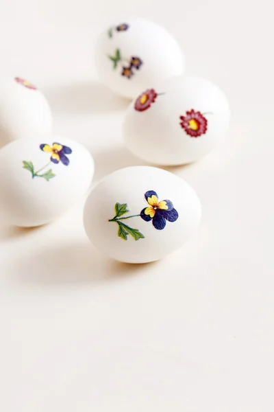 Dekupaj yöntemleri yapılan Paskalya yumurtaları — Stok fotoğraf