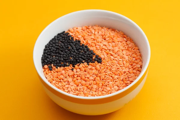 Оранжевая и черная чечевица — стоковое фото