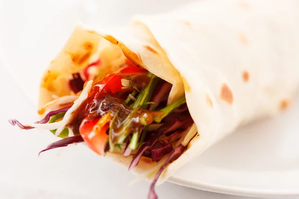 Tortilla fajita envolve com carne e legumes — Fotografia de Stock