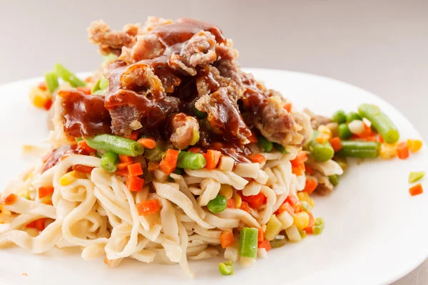 Noodle with beef and vegetables — Stock Photo, Image