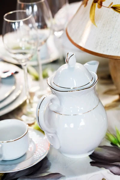Ceramiczne zastawy stołowe na stole — Zdjęcie stockowe