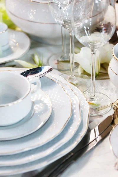 Keramické nádobí na stole — Stock fotografie