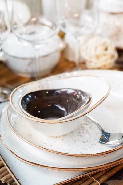 Keramisch servies op tafel — Stockfoto