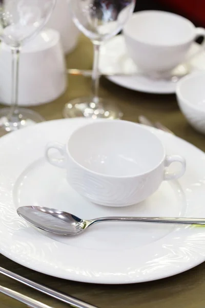 Keramisch servies op tafel — Stockfoto