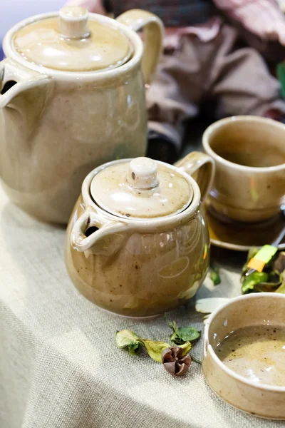 Stoviglie in ceramica sul tavolo — Foto Stock