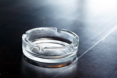 ahşap masa üstünde kül tablası