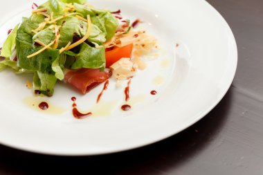 yeşil salata ile ham ince dilim