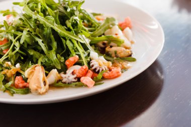 Deniz ürünleri salatası