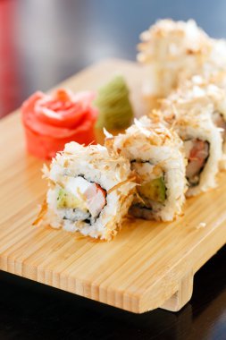 Suşi ahşap tahta üzerinde