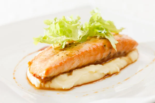 Filete de salmón con puré de papas — Foto de Stock