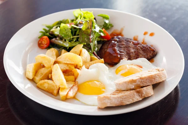 Steak with eggs and vegetables — Stock Photo, Image