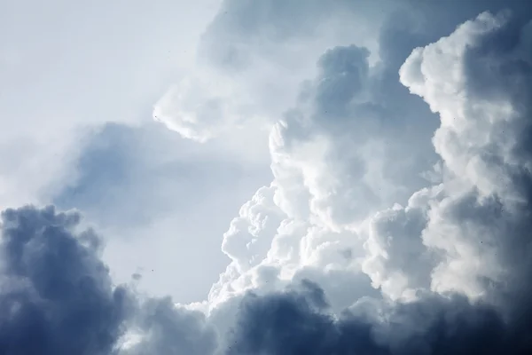 Céu dramático com nuvens tempestuosas — Fotografia de Stock