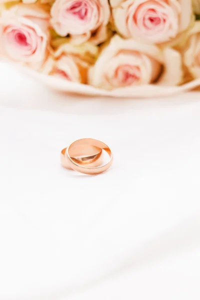 Розы и кольца — стоковое фото