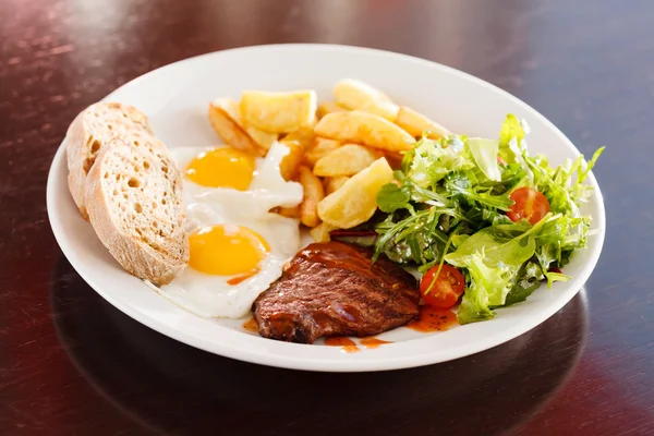 Filete con huevos y verduras —  Fotos de Stock