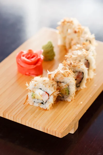 Sushi na tábua de madeira — Fotografia de Stock