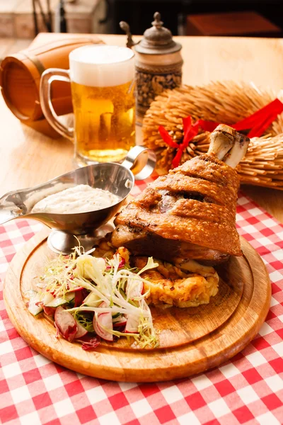 Eisbein with braised cabbage — Stock Photo, Image