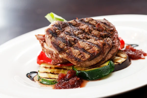 Grilled steak with vegetables — Stock Photo, Image