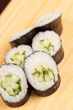 suşi salatalık ile