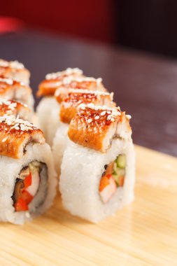 suşi ile yılan balığı