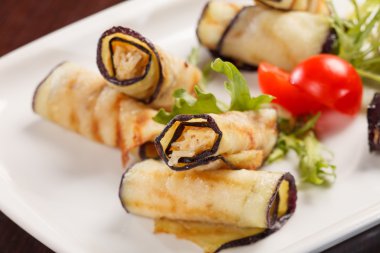 Süzme peynirle doldurulmuş patlıcan ruloları.