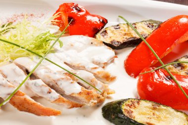 Sebzeli ızgara tavuk filetosu.