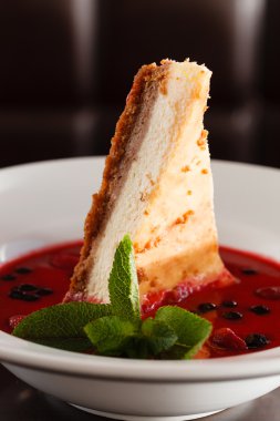 Çilek soslu cheesecake