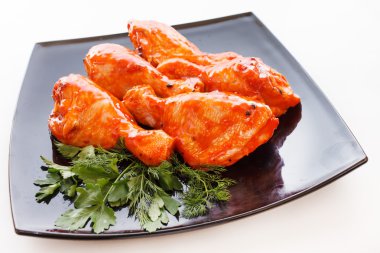 Çiğ tavuk bacağı.