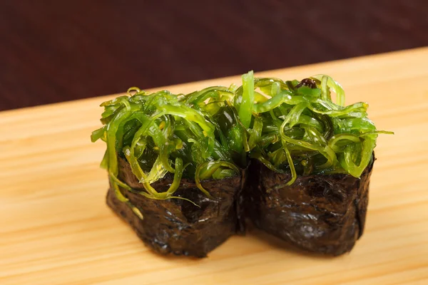 Japonez sushi proaspăt maki cu salată de chuka — Fotografie, imagine de stoc