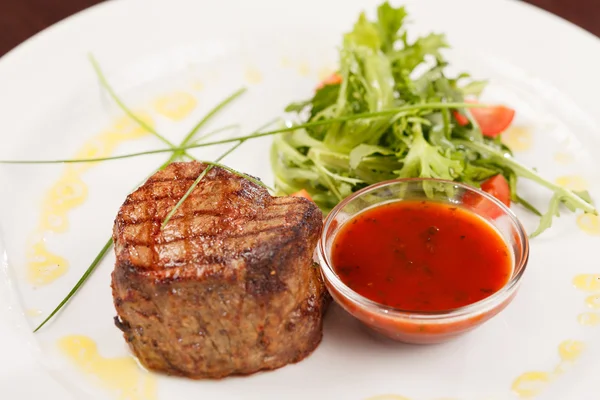 Gegrilde steak met saus — Stockfoto