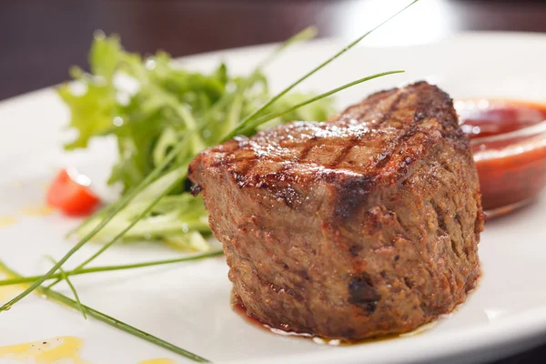 Bistecca alla griglia con salsa — Foto Stock