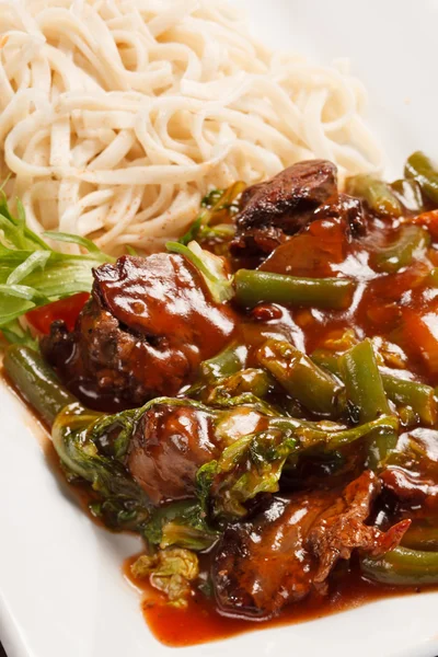 Udon com carne e legumes — Fotografia de Stock